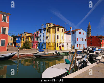 Eine der vielen malerischen Bereiche neben einem Kanal in Burano Italien. Stockfoto