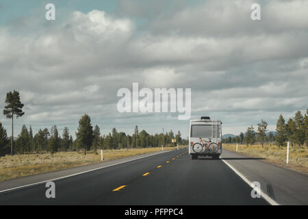 Travel Van oder RV Auto oder recreatonal Fahrzeug fahren auf dem US Highway 97 in Oregon, USA. Kopieren Sie Raum, Reisen, Reise, Fernweh Konzept. Stockfoto