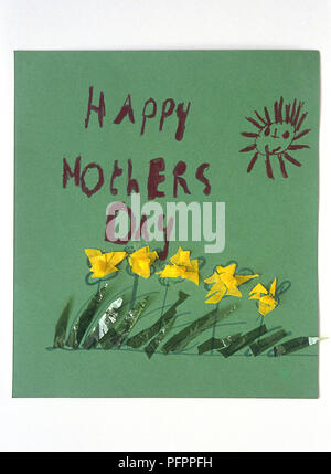 Home-made, Mother's Day Card mit gelbem Papier Blumen auf der Vorderseite Stockfoto