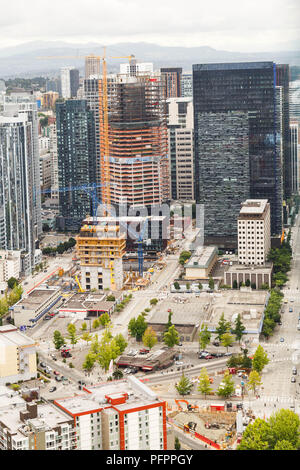 Ein Luftbild der Hochhäuser mit auf Baustelle in der Innenstadt von Seattle, Washington, USA ab 18. August 2018. Stockfoto