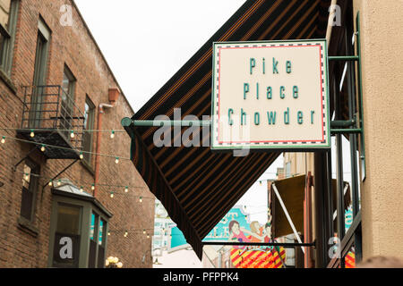 Der Einzelhandel Zeichen des Pike Place Chowder am Pike Place Market Lage, sehr beliebter kleiner Zurückhaltung bekannt für New England Stil Clam Chowder in Seattle. Stockfoto