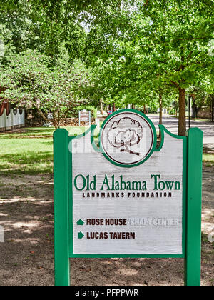 Alte Alabama Ortsschild Wegbeschreibungen geben, das Freilichtmuseum in Montgomery Alabama, USA. Stockfoto