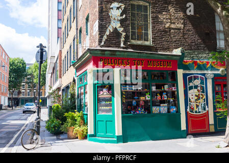 Pollock's Toy Museum, ein Museum und kleines Spielzeug Shop in zwei Stimmungsvollen historischen Unrestauriert georgianische Stadthäuser Gebäude in der Londoner Westminster UK untergebracht Stockfoto