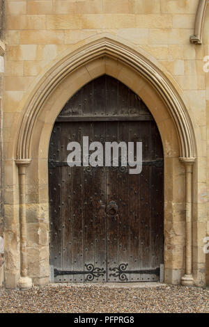 Nahaufnahme der gotischen Stil kleine massive Holztür Norwich Cathedral, Norfolk, East Anglia, UK.. Stockfoto