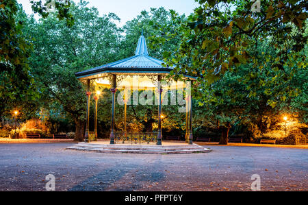 Ein viktorianisches Musikpavillon in der Nacht Battersea Park London UK Stockfoto