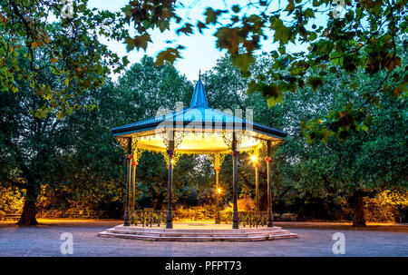 Ein viktorianisches Musikpavillon in der Nacht Battersea Park London UK Stockfoto