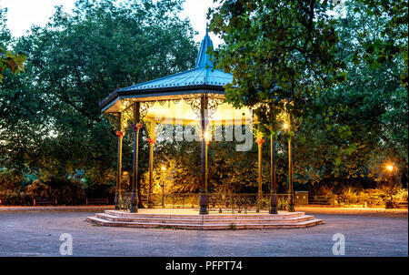 Ein viktorianisches Musikpavillon in der Nacht Battersea Park London UK Stockfoto