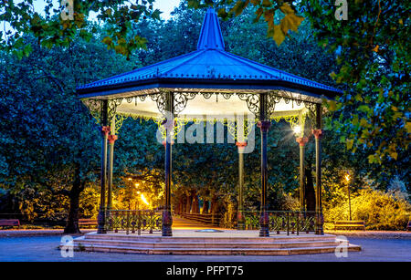 Ein viktorianisches Musikpavillon in der Nacht Battersea Park London UK Stockfoto