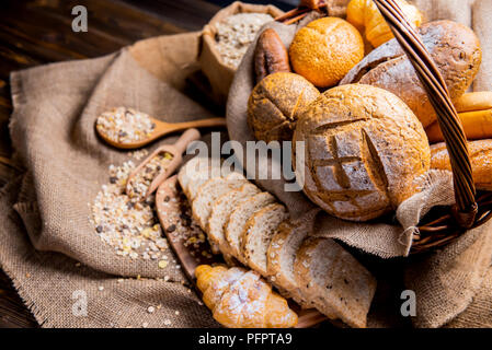 Noch immer leben Foto von Brot und Backwaren im Weidenkorb. Amerikanische und französische Toast zum Frühstück. Stockfoto