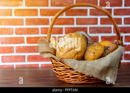 Noch immer leben Foto von Brot und Backwaren im Weidenkorb. Amerikanische und französische Toast zum Frühstück. Stockfoto