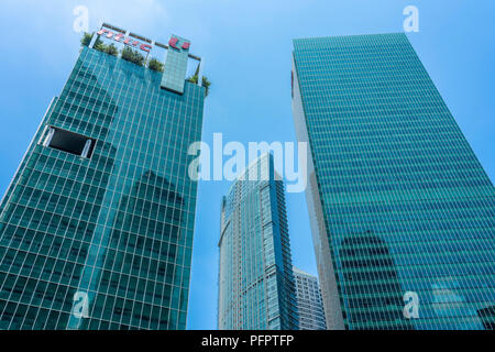 Singapur - 11. August 2018: Grün und Blau Wolkenkratzer in der Innenstadt mit blauer Himmel Stockfoto