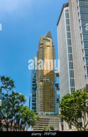 Singapur - 11. August 2018: goldene Kondominium mit blauer Himmel Stockfoto