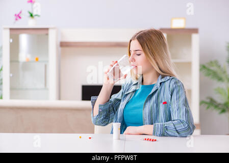 Frau Pillen, die mit dem Schmerz fertig zu werden Stockfoto