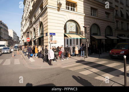 Paris, Frankreich. 27. März 2017: eine Gruppe von Menschen, die außerhalb der Hermes Flagship Store warten nach innen zu erhalten, Paris, Frankreich. Stockfoto