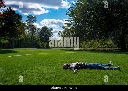 New York City, USA. 18. Oktober, 2015: ein Mann im Central Park liegt auf dem Rasen vor dem 17. jährlichen Schamanen treffen in New York City, USA. Stockfoto