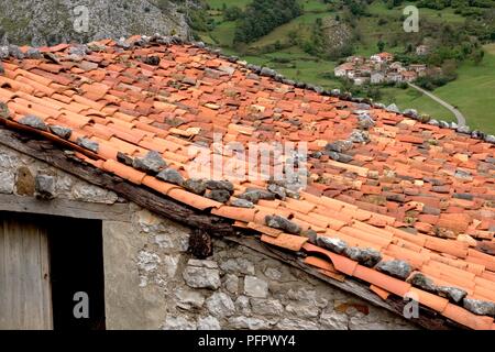 Spanien, Asturien, Bejes barrel, Dachziegel auf ländliche Gebäude mit Blick auf Dorf in Desfiladero de La Hermida Schlucht Stockfoto