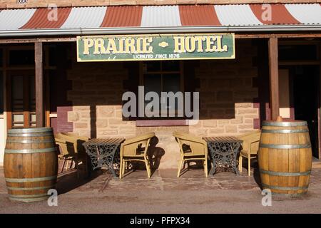 Australien, Parachilna, Flinders Ranges, Zeichen hängen von wellblechdach der Prairie Hotel Stockfoto