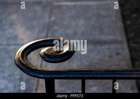 Spirale Schmiedeeisen cast Black Hand rail Abstrakt mit Pflaster Stockfoto