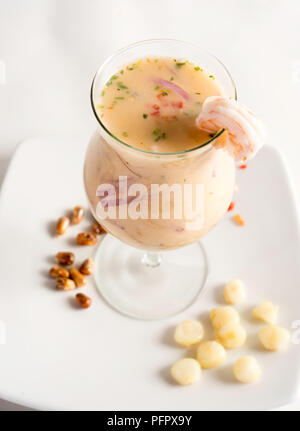 Peruanische seviche LECHE DE TIGRE. Roher Fisch cocktail Ceviche mit Kalk, Schleifer, Chili und Koriander. Stockfoto