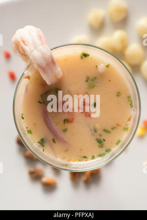 Peruanische seviche LECHE DE TIGRE. Roher Fisch cocktail Ceviche mit Kalk, Schleifer, Chili und Koriander. Stockfoto