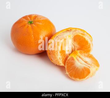 Clementine und ganze oder teilweise geschält und segmentiert Stockfoto