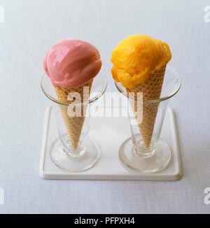 Himbeer und Mango Eistüten in hohe Gläser für Fach Stockfoto