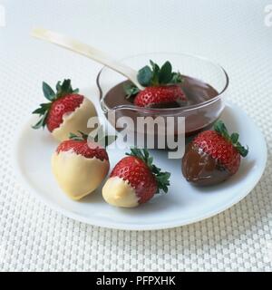 Fresh strawberries dipped in milk chocolate and white cocolate Stockfoto