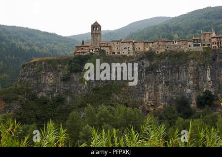 Spanien, Katalonien, Castelfollit de la Roca, mittelalterliches Dorf auf Klippe gebaut Stockfoto