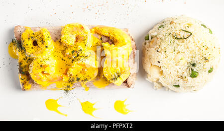 Teller mit gebratener Fisch in Sauce Garnelen mit Reis. Stockfoto