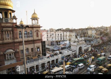 Indien, Delhi, Chandni Chowk, Blick auf die belebte Straße in der Altstadt Stockfoto