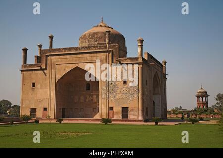 Indien, Agra, Chini Ka Rauza, imposante Fassade des 17. Jahrhunderts Grab, aus Gärten gesehen Stockfoto