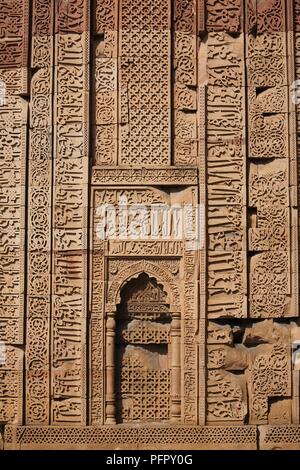 Delhi, Qutb Minar, Quwwat-ul-Islam Moschee, aufwendigen Schnitzereien an der Wand im äußeren Hof Stockfoto