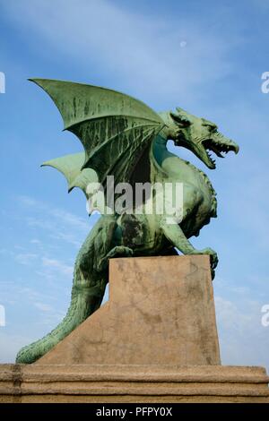 Slowenien, Ljubljana, Drachen Skulptur auf Zmajski den meisten (Dragon Bridge) Stockfoto