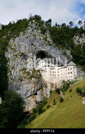 Slowenien, Predjamski Grad (Burg Predjama) Fassade des Renaissance Schloss am Eingang auf der steilen Berghang zu Höhle gebaut Stockfoto