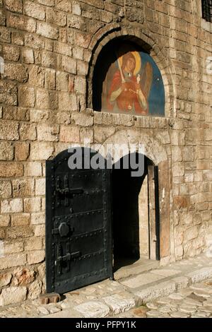 Bosnien und Herzegowina, Sarajevo, Alte Orthodoxe Kirche, Symbol- und kleine eiserne Tür an Tür Stockfoto