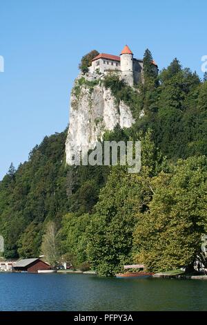 Slowenien, Bled, Bleder See, die Burg thront auf einer Klippe mit Blick auf den See Stockfoto