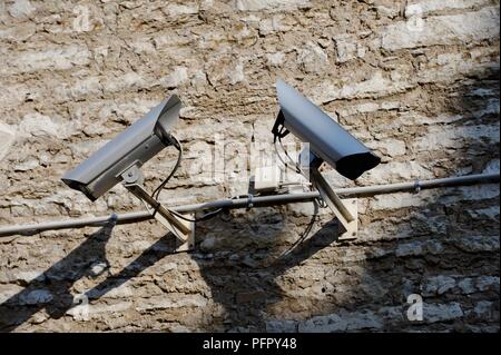 Estland, Tallinn, CCTV-Kameras auf alten Steinmauer Stockfoto