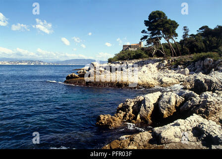 Frankreich, Cote d'Azure, Ile Sainte-Marguerite, die Küste mit Fort Royal in der Ferne Stockfoto