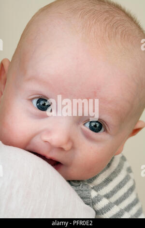 Baby Boy suchen über die Schulter Stockfoto
