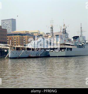England, London, HMS Belfast Auf der South Bank der Themse, mit Besuch Schiff neben es günstig Stockfoto