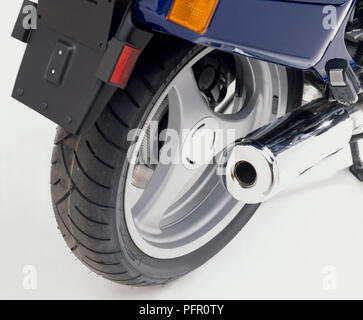 Hinterrad und Chrom Auspuff der modernen Motorrad Stockfoto