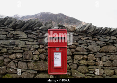 Grossbritannien, England, Cumbria, Lake District, Wasdale Head Village, roten Briefkasten vor der Trockenmauern Wand Stockfoto