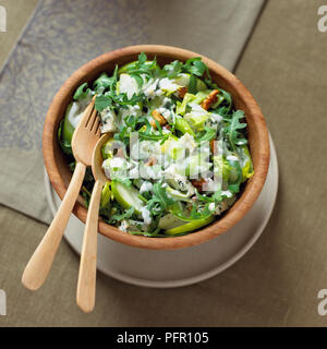 Sellerie, Apfel Grün und Blau Käse Salat Salat, mit Gabel und Löffel Stockfoto