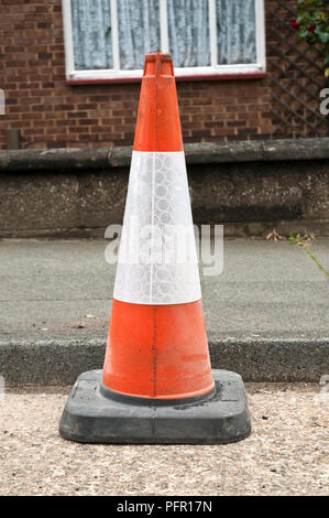 Grossbritannien, England, Sicherheit Kegel in der Straße Stockfoto