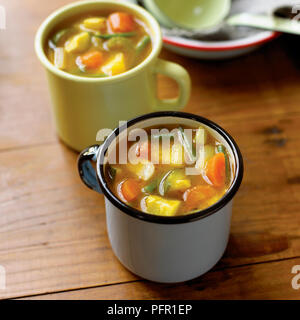 Zuteilung Suppe serviert in den Becher, schließen Stockfoto