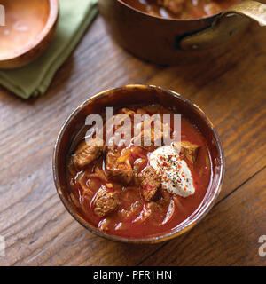 Ungarisches Gulasch in der Schüssel am Tisch serviert, close-up Stockfoto