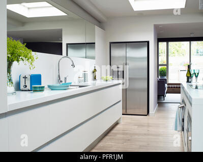 Helle, moderne Küche im Haus mit glatten Oberflächen Stockfoto