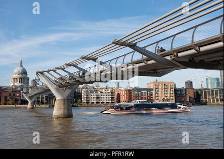 Grossbritannien, England, London, Millennium Bridge über die Themse. Stockfoto