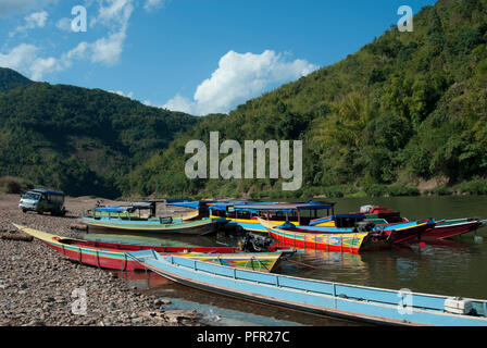 Laos, nördlichen Laos, Muang Khua, Wooden Boote am Ufer des Nam Ou Fluss Stockfoto