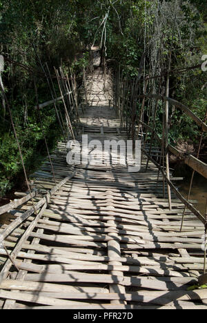 Laos, nördlichen Laos, Luang Namtha (Provinz Luang Nam Tha), Nam Ha NPA (Nam Ha National geschützten Bereich), alte Holzbrücke über den Fluss Stockfoto